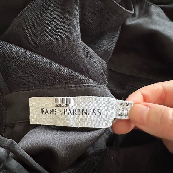 Fame & Partners Francesca Mesh Gown - Picture 3 of 9